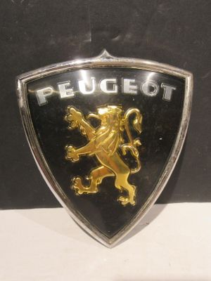 une photo d'un insigne de voiture sur lequel figure un lion