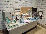 une table sur laquelle se trouvent de nombreux produits médicaux
