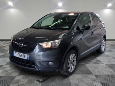 la photo d'une voiture noire garée dans un garage