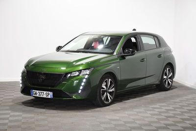 une photo d'une voiture verte sur un sol à damier