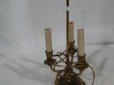 un bougeoir avec trois bougies sur une table
