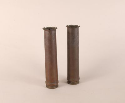 [ DIVERS ] Deux douilles d'obus gravées d'un panier de fleur… - Photo 1