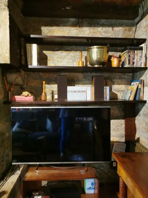 une télévision posée sur une table dans une pièce