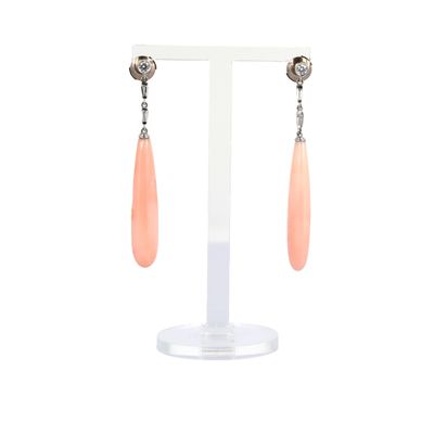 Travail contemporain Paire de pendants d'oreilles en or gris…