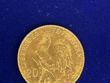 gros plan d'une pièce d'or sur une surface bleue