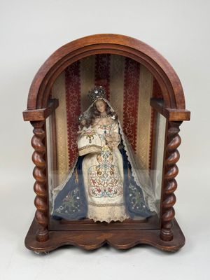 statue d'une femme en robe de mariée dans un cadre en bois