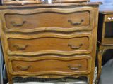 une commode surmontée d'un miroir dans une pièce
