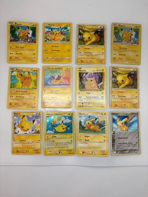 les cartes pokémon sont alignées sur une surface blanche