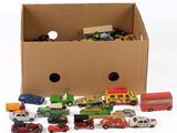 une boîte en carton remplie de petites voitures et de petits camions