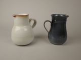deux vases posés l'un à côté de l'autre sur une table