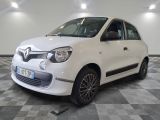 la photo d'une petite voiture blanche garée dans un garage