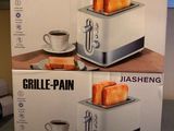 deux boîtes de grille-pain posées sur une table, à côté d'une tasse de café
