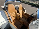deux sièges à l'arrière d'une voiture blanche et beige