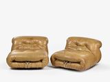 une paire de fauteuils en cuir marron sur fond blanc