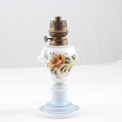 Lampe à pétrole en opaline blanche et bleue à décor émaillée…
