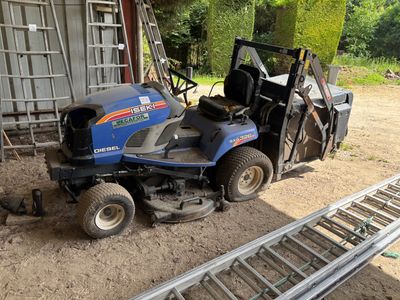 un tracteur garé à côté d'un bâtiment