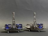 paire de bougeoirs plaqués argent avec du verre bleu cobalt