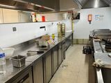 une grande cuisine avec beaucoup de plans de travail