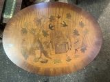 une table en bois ornée d'un motif représentant un oiseau