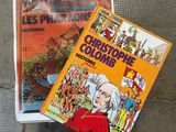 Deux livres sont posés par terre, l'un à côté de l'autre