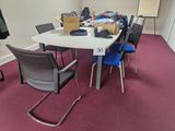 une table sur laquelle sont posés de nombreux objets, dans une pièce