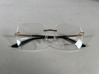 les verres sont transparents et bordés d'or