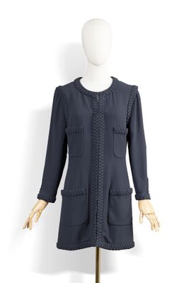 une photo d'un mannequin portant une robe et une veste bleues