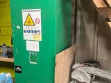 une photo d'un réfrigérateur vert dans un garage