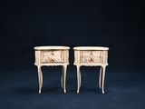 paire de tables de chevet peintes avec tiroirs, sur pieds
