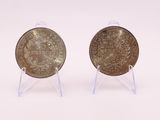 deux pièces d'argent posées l'une sur l'autre sur une surface blanche