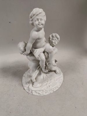statue représentant un garçon et une fille assis sur un rocher