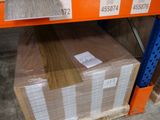une caisse en bois posée sur une palette dans un magasin