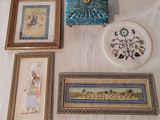 quatre photos encadrées posées sur une table sur laquelle se trouve la photo d'une femme