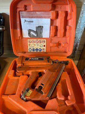 une trousse orange contenant une agrafeuse et des agrafes