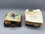 un vieux livre et un sac rempli de livres posés sur une table