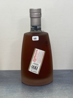 une bouteille d'alcool posée sur un comptoir à côté d'une autre bouteille d'alcool