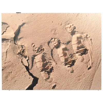 les empreintes de pas d'un homme et d'une femme dans le sable, sur la plage
