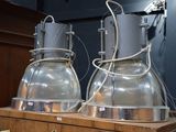 deux lampes posées sur une table en bois
