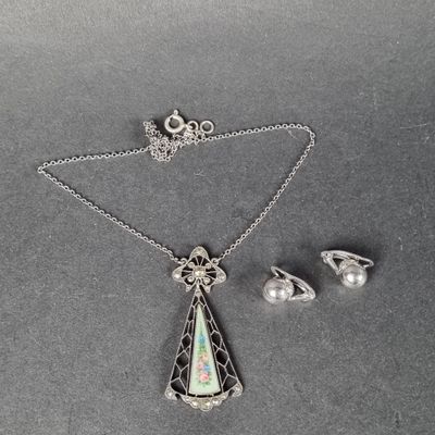 un collier, des boucles d'oreilles et une bague en argent, sertis d'incrustations d'oplite
