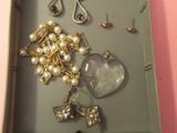 une boîte contenant tout un tas de bijoux