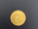 une pièce d'or sur une surface noire