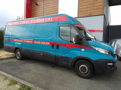 une camionnette bleue garée devant un immeuble