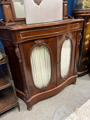 une armoire en bois surmontée d'un miroir