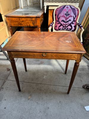 une petite table surmontée d'un tiroir