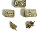 quatre bijoux anciens en argent, dont un coffret, un oiseau et un oiseau