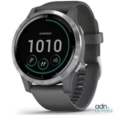 gros plan d'une montre intelligente sur fond blanc