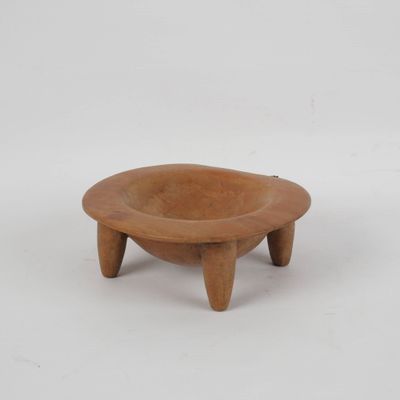une image représentant un petit bol en bois posé sur une surface blanche