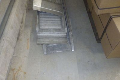 une pile de cartons empilés les uns sur les autres par terre dans un entrepôt