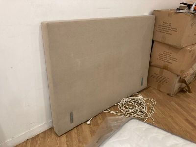 Environ 20 têtes de lits capitonnées de différentes tailles …