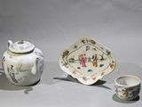 une petite théière et une petite tasse à thé posées sur une table